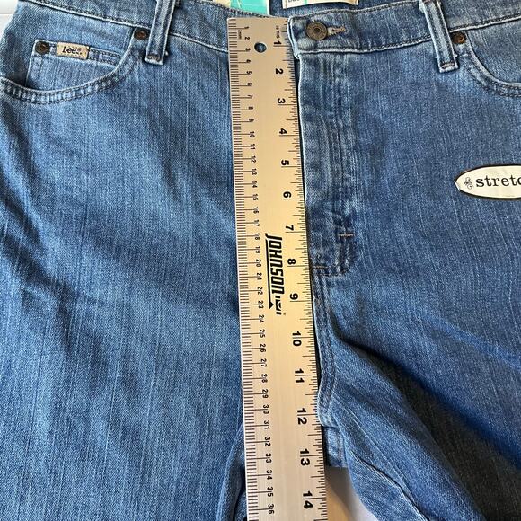 Lee Women Jeans size 16 Long Relaxed Straight Leg High Rise At The Waist Stretch - Picture 6 of 11